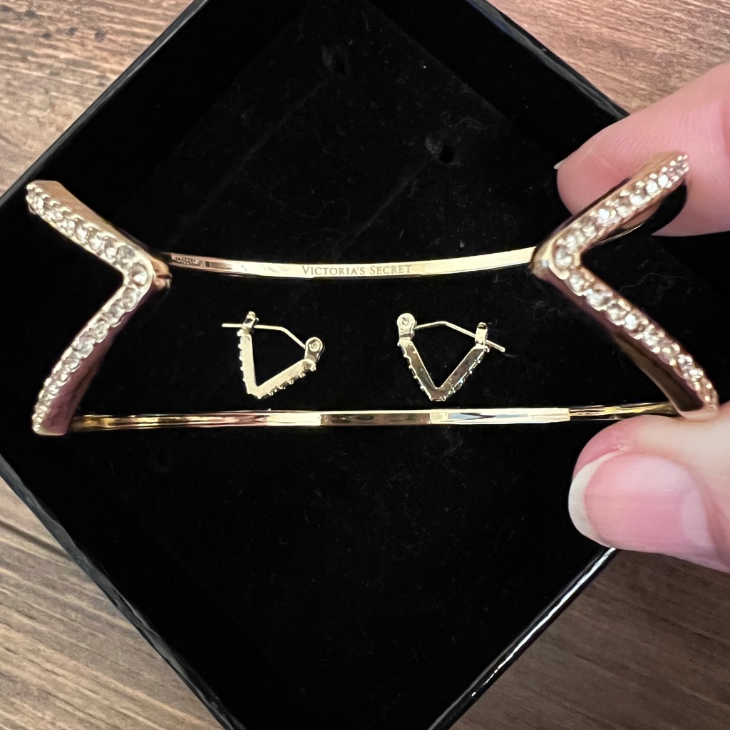 New V For Victorias Secret Gold Tone Crystal Chevron Cuff Bracelet And Earrings 28$